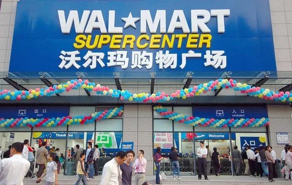 Clientes Chineses Caminham Por Wal Mart Supercenter Cidade Hangzhou Leste — Fotografia de Stock