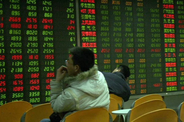 Investor Cina Merasa Kecewa Depan Layar Lebar Yang Menampilkan Informasi — Stok Foto