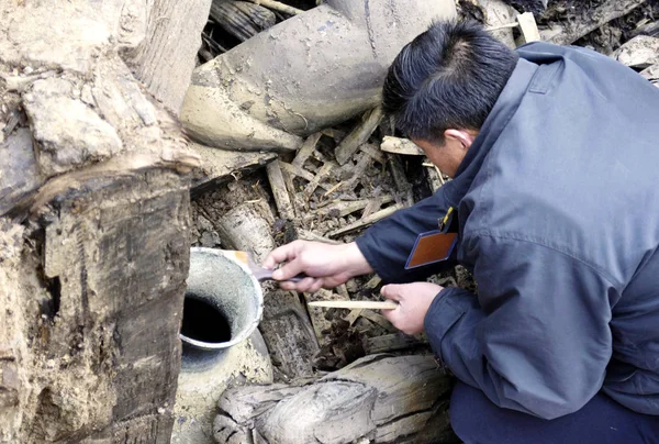 Archéologue Chinois Travaillant Sur Des Objets Bronze Découverts Dans Une — Photo