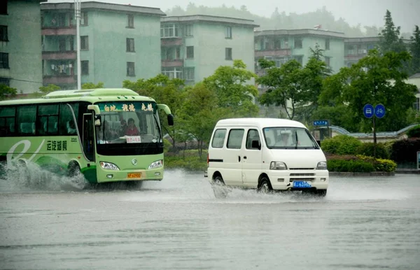 2008年6月9日 中国東部安寧省黄山市の豪雨で車が浸水した通りを車で走り抜ける — ストック写真