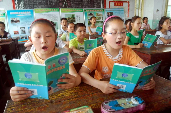 Китайские Студенты Прочитали Вслух Текст Время Урока Начальной Школе Городе — стоковое фото
