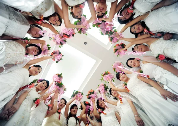 Κινεζικές Νύφες Γιορτάζουν Κατά Διάρκεια Μιας Συλλογικής Τελετής Γάμου Στην — Φωτογραφία Αρχείου