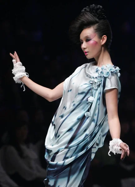 中国ファッション週 2009 中国の北京で 2009 日中に秒気ギャング 2010 夏のファッションショーでモデルがパレードします — ストック写真