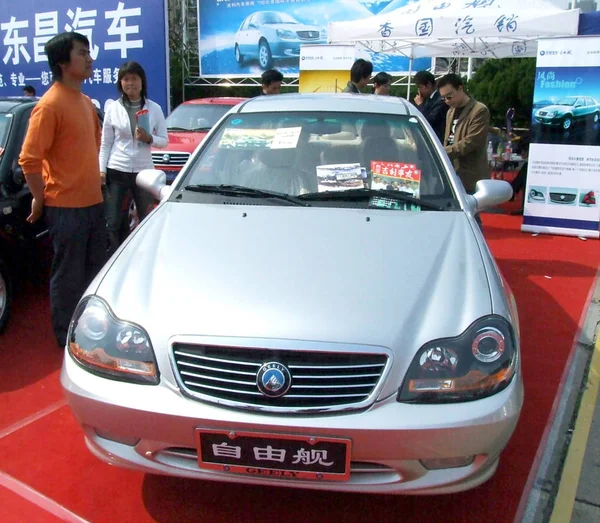 Compradores Carros Chineses Olham Para Geely Durante Uma Promoção Xangai — Fotografia de Stock