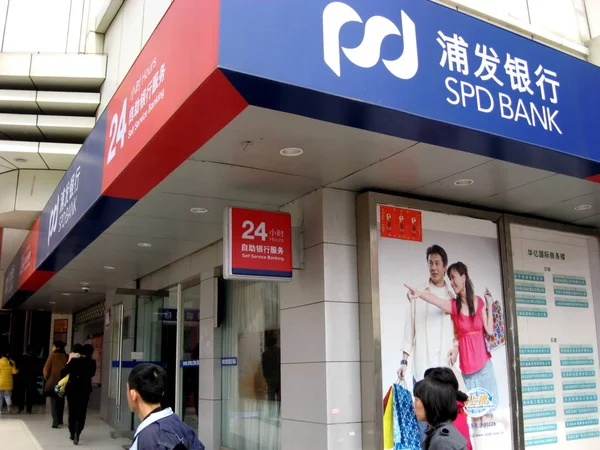 Ciudadanos Chinos Locales Pasan Por Una Sucursal Del Spd Bank — Foto de Stock
