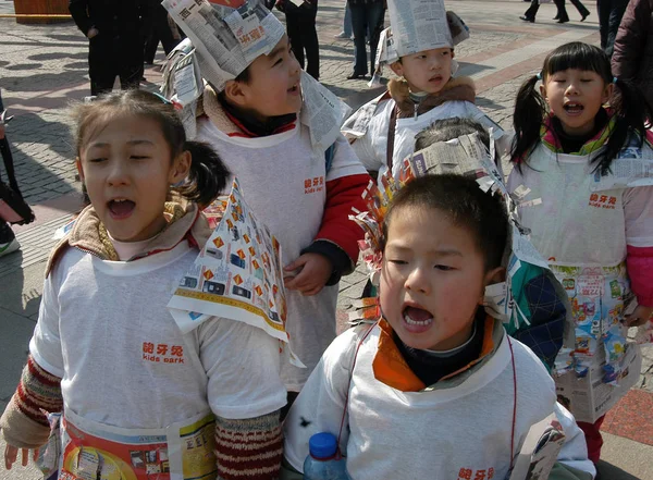 Enfants Chinois Montrant Leurs Tenues Faites Déchets Lors Défilé Mode — Photo
