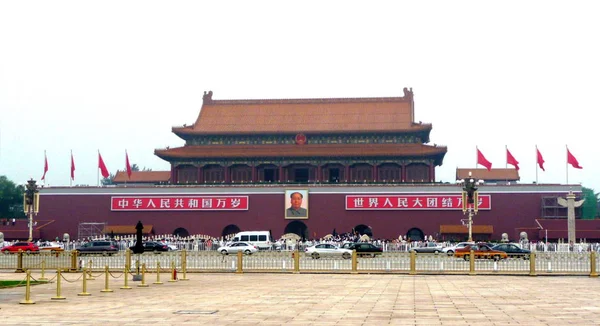 Coches Pasan Por Renovada Rostrum Tiananmen Beijing China Martes Agosto — Foto de Stock