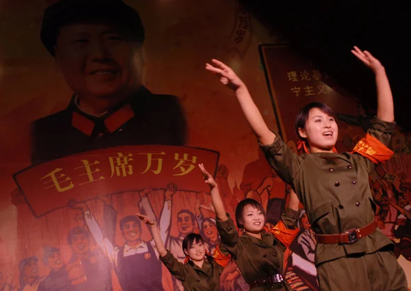 Camareros Chinos Vestidos Como Guardias Rojos Durante Período Revolución Cultural —  Fotos de Stock