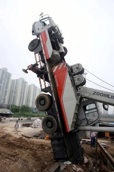 Camión Grúa Erigido Sitio Construcción Beijing China Jueves Agosto 2009 — Foto de Stock
