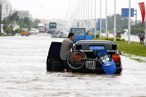 Chinese Driver Pushes His Car Flooded Street Heavy Rain Caused — Stock Photo, Image