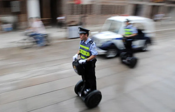 Poliziotti Cinesi Guidano Veicoli Segway Pattuglia Nella Città Fuzhou Provincia — Foto Stock