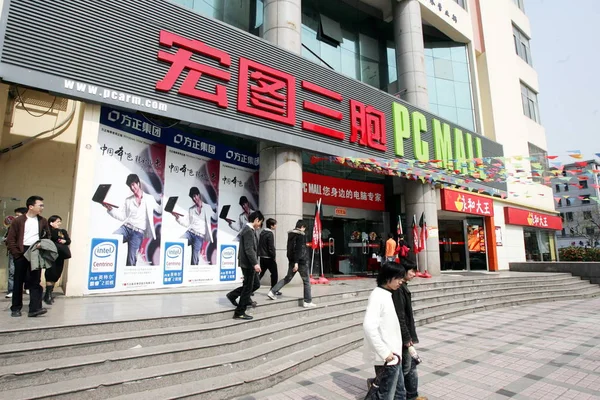 2008年4月17日 当地中国公民走过中国上海Hisap Pc购物中心的一家分店 — 图库照片