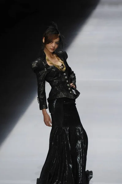 2009年11月9日 在中国北京举行的2009中国时装周期间 莱佛士设计学院毕业展上的中国模特游行 — 图库照片