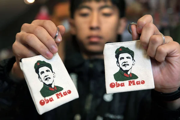 Chinese Man Shows Key Bags Printed Portait President Barrack Obama — Stock Photo, Image