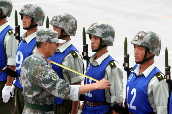 Kínai Pla Tiszt Intézkedéseket Magasságokban Ládák Kínai Tartalékosok Során Katonai — Stock Fotó
