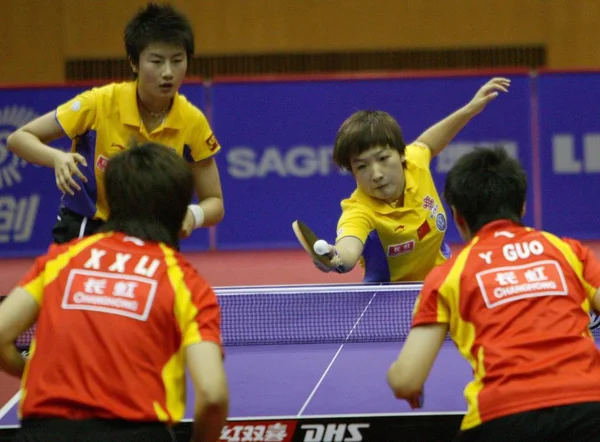 中国劉詩ウェン 黄色の右 黄色の左は 2007 年卓球中国オープン東中国江蘇省 2007 南京での女子ダブルスの決勝時に 赤い右郭躍 李暁霞 赤左と競います — ストック写真