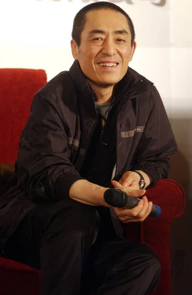 2009年12月15日星期二 中国电影导演张艺谋在中国广东省南部广州市举行的宣传电影 简单面故事 的新闻发布会上被人看到 — 图库照片