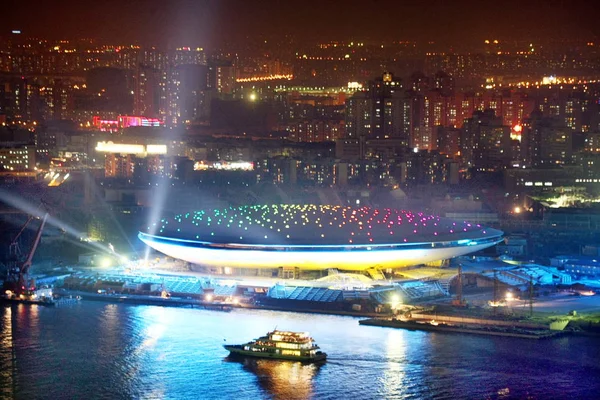 Ночной Вид World Expo Shanghai Performance Center Берегу Реки Хуанпу — стоковое фото