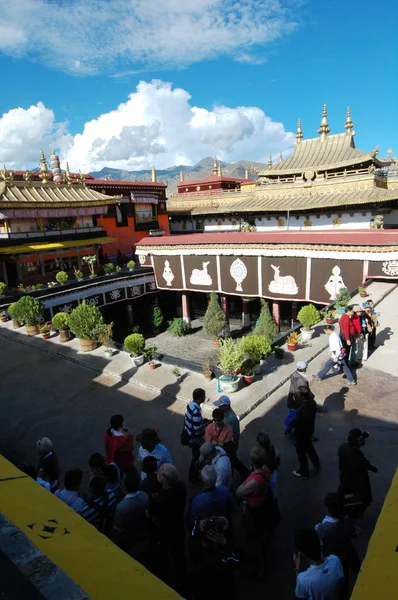 Turyści Odwiedzają Świątyni Jokhang Lhasie Południowo Zachodniej Chinas Tibet Region — Zdjęcie stockowe