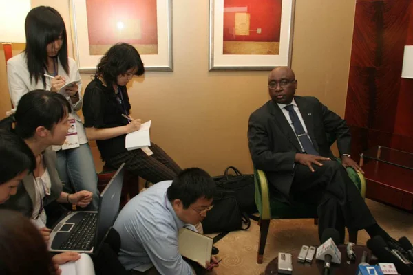 Donald Kaberuka Direita Presidente Banco Africano Desenvolvimento Entrevistado Fórum Financiamento — Fotografia de Stock