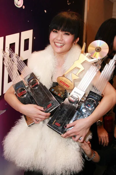 Hong Kong Sångerskan Och Skådespelerskan Charlene Choi Innehar Troféer Efter — Stockfoto