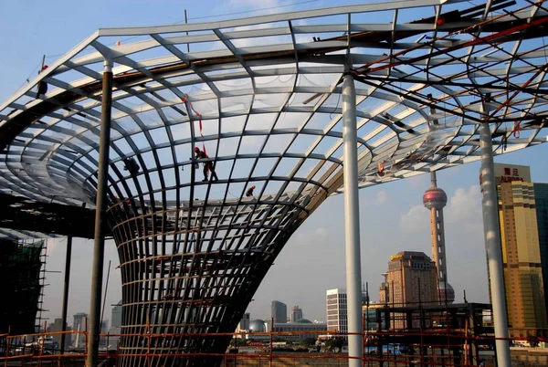 中国の労働者は 2009年10月12日月曜日 中国の上海にある新しいシリウプ埠頭の建設現場でガラスの日陰に装飾を設置します — ストック写真