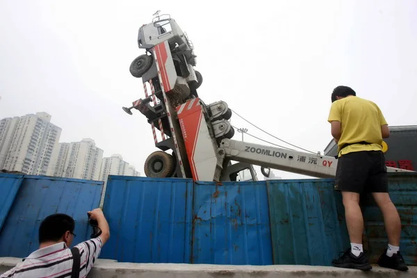 Кран Вантажівка Знаходиться Зведено Будівельному Майданчику Пекіні Китай Четвер Серпня — стокове фото
