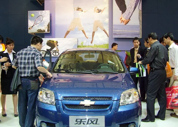 Visitantes Olhar Para Chevrolet Lova Stand Shanghai Joint Venture General — Fotografia de Stock