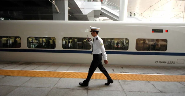 Trabajador Ferroviario Chino Pasa Por Delante Tren Crh3 China Railway — Foto de Stock
