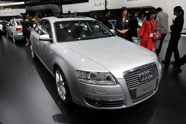 Chinese Visitors Look Audi A6L Auto China 2008 Car Show — Stock Photo, Image