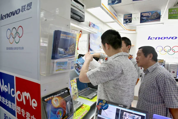 2007년 20일 상하이의 쇼핑몰에서 레노버 노트북 컴퓨터를 구매하는 — 스톡 사진