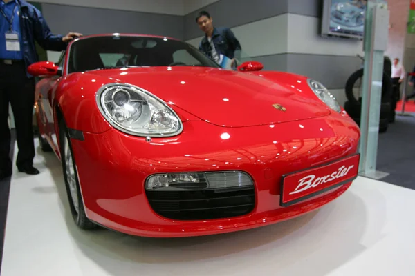 Les Visiteurs Chinois Regardent Roadster Porsche Boxter Lors Salon Automobile — Photo