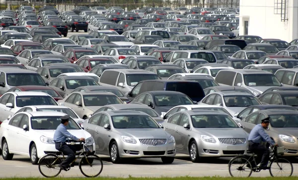 Kinesiska Säkerhetsvakt Rida Sina Cyklar Förbi Massor Buick Och Chevrolet — Stockfoto