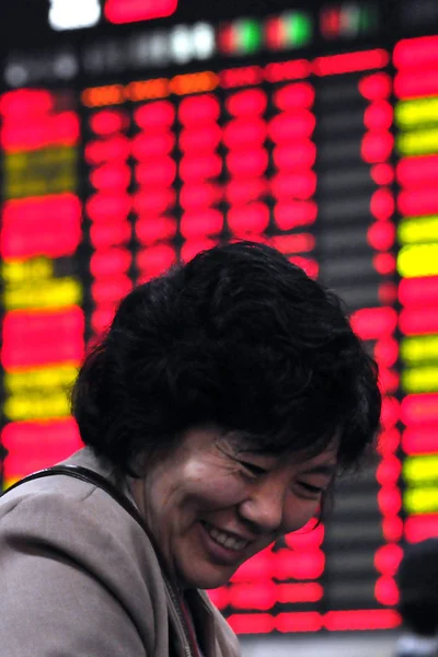Китайський Інвестора Тішиться Дивлячись Ціни Червоний Підйому Ціна Запас Брокерські — стокове фото