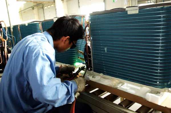 Plik Chiński Pracownik Fabryki Produkuje Klimatyzatory Linii Produkcyjnej Zakładzie Aux — Zdjęcie stockowe