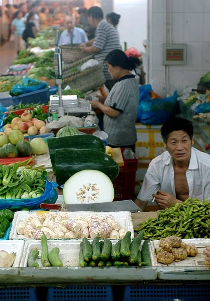 Kinesiska Leverantörer Säljer Grönsaker Matmarknad Shanghai Juli 2007 — Stockfoto