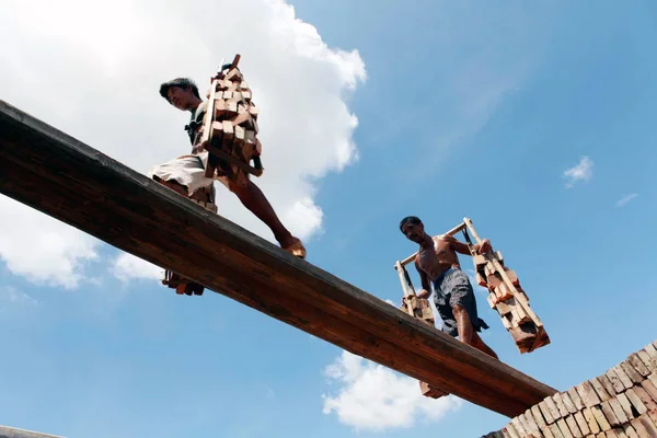 Chinesische Wanderarbeiter Schleppen Schwere Lasten Ziegel Über Eine Schmale Holzplanke — Stockfoto