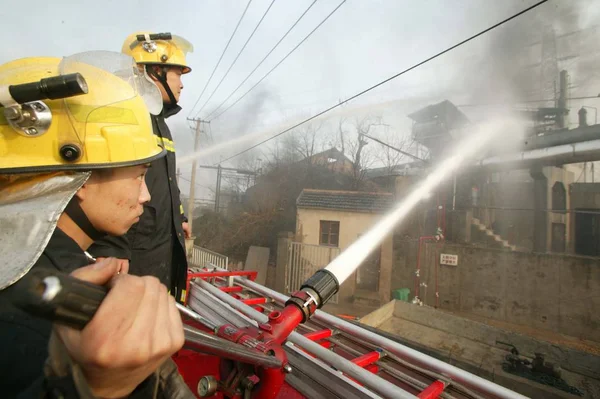 Κινέζοι Μαχητές Της Πυροσβεστικής Προσπαθούν Σβήσουν Φωτιά Μετά Από Ένα — Φωτογραφία Αρχείου