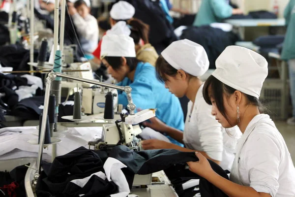 Женщины Китайские Фабричные Рабочие Производят Одежду Экспорта Сша Европейские Страны — стоковое фото