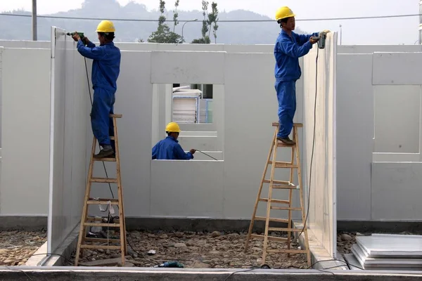 Chińskich Pracowników Naprawić Tymczasowe Domy Zbudowane Dla Mieszkańców Dotkniętych Masowe — Zdjęcie stockowe