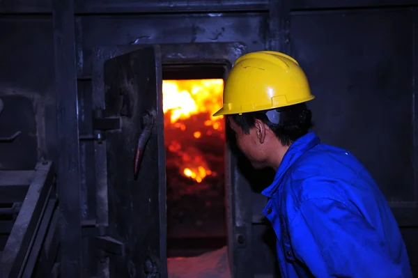 Een Chinese Werknemer Kijkt Naar Een Verbrandingsoven Een Fabriek Qionghai — Stockfoto