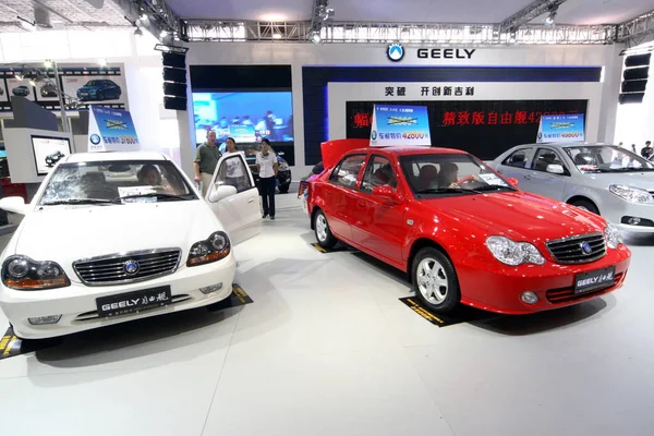 Kínai Látogatók Nézz Geely Autók Alatt Egy Auto Show Ban — Stock Fotó