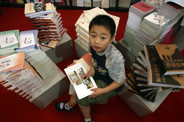 Een Chinees Kind Leest Een Stripboek Tijdens Shanghai Book Fair — Stockfoto