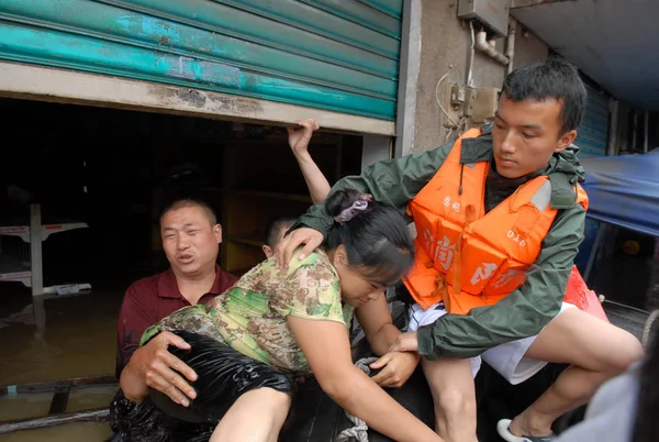 Місцеві Китайські Пожежні Бойовики Евакуюють Громадян Опинилися Під Час Повеней — стокове фото