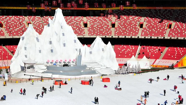 2009年12月30日 中国北京国家体育场 即鸟巢 内的滑雪场 中国居民喜欢滑雪 — 图库照片
