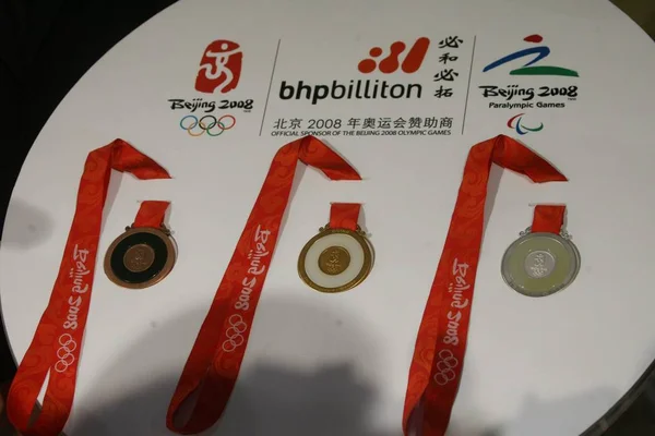Les Médailles Argent Bronze Des Jeux Olympiques Beijing Sont Présentées — Photo