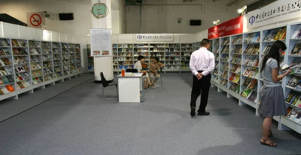 Visitors Look Books 14Th Beijing International Book Fair Beijing August — Stock Photo, Image