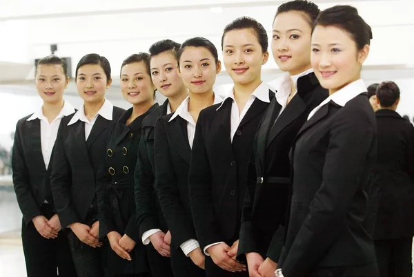 2008年3月18日 中国南西部四川省成都のエチケットトレーニングコースで 客室乗務員候補者が笑顔で練習 — ストック写真