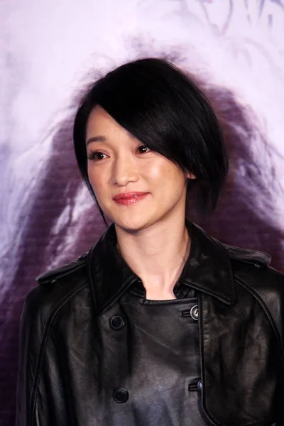 2009 日北京 中国での真の伝説映画を促進するための記者会見を見て中国の女優周迅 — ストック写真