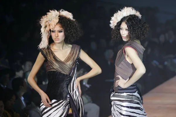 Modelos Apresentam Nova Coleção Mark Cheung 2010 Spring Summer Fashion — Fotografia de Stock